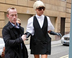 Bersepatu Boots, Lady Gaga Dibantu Asisten