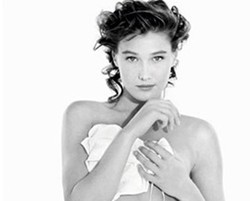 Pose Topless Carla Bruni Kembali Dipamerkan di Inggris