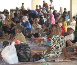 Anak-anak Pengungsi Merapi di Stadion Maguwoharjo Dihibur Badut