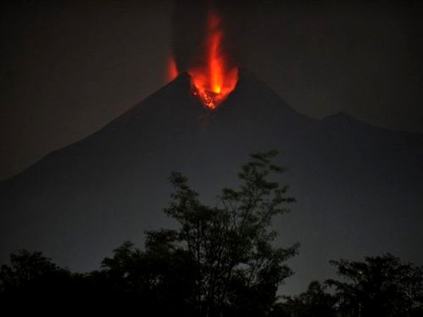 Lava Pijar Merapi Kembali Keluar