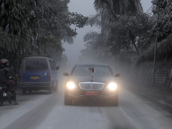 RI 1 Terobos Hujan Abu