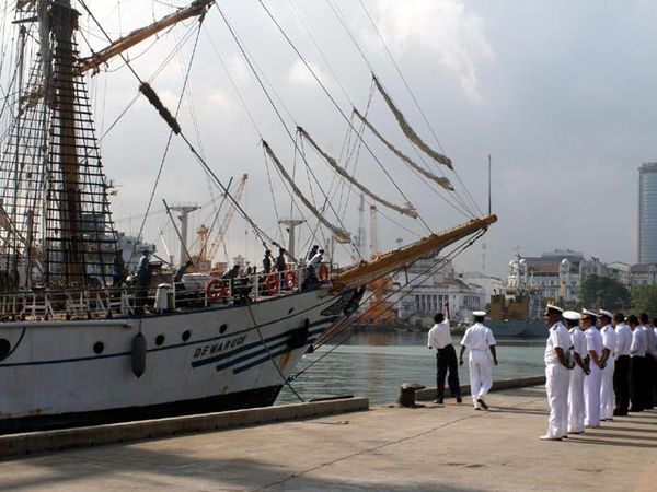 KRI Dewaruci Merapat ke Sri Lanka