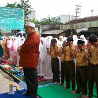 Siswa SMP Gelar Salat Ghaib Untuk Korban Merapi