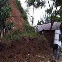 Satu Keluarga Selamat Setelah Dua Jam Tertimbun Longsor