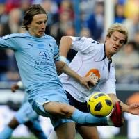 Bolton Kembalikan Spurs ke Bumi