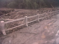 Jembatan Kali Kuning Dipenuhi Lahar Dingin
