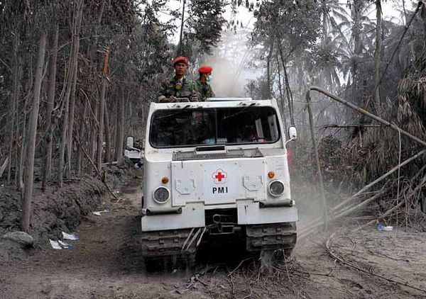 Hagglunds PMI Cari Korban Merapi