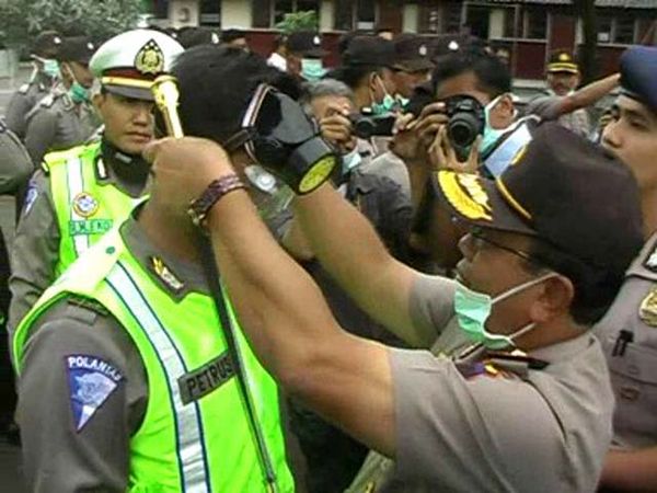 Antisipasi ISPA, Polisi Pakai Masker