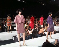 Modernisasi Kain Tenun Tradisional Oleh Oscar Lawalata