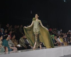 Oscar Lawalata Meriahkan JFW Hari ke-2