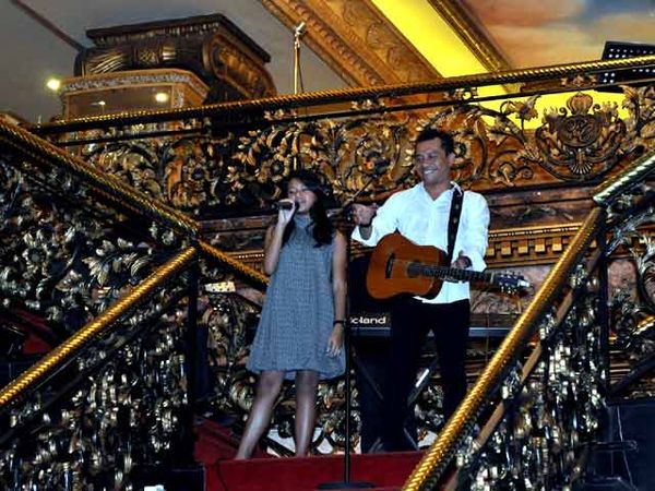 Anang Dampingi Aurelle Bernyanyi