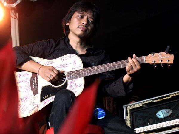 Gitar Rp 40 Juta Dewa Budjana