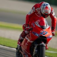 Stoner dan Rossi Berpisah di Podium