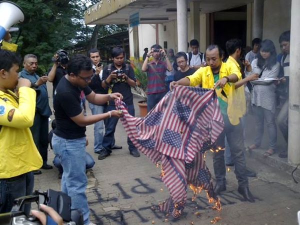 Mahasiswa UI Demo Tolak Kedatangan Obama