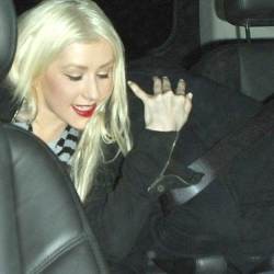 Christina Aguilera Sembunyikan Teman Kencan di Balik Selimut
