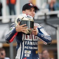 Jorge Lorenzo Grogi Nyetir Mobil 