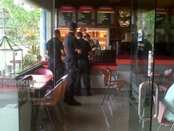 Pengawal Obama Jajan Donat di Halim