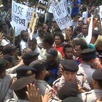 Mahasiswa Papua Lesehan di Plaza 89, Kuningan Macet