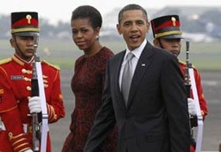 Nunggu Obama Lewat, Ratusan Warga Padati Jembatan Bundaran HI