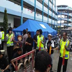 Ketika Polisi Turut Menghibur Pengungsi Merapi