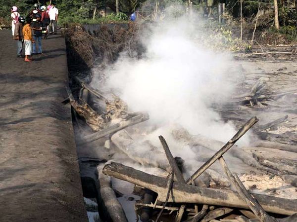 Material Merapi Masih Panas