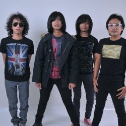 Hujan Makin Rock & Roll di Lonely Soldier Boy