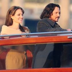 Beradegan Mandi dengan Jolie, Johnny Depp Diprotes Pacar