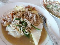 Sluuurp... Nikmat Sedap Tipat Kuah!