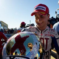 Lorenzo Pakai Helm Bertabur Swarovski