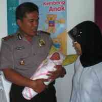 Bayi Dibuang di Bak Sampah Ditemukan Hidup