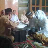 Tahanan Kasus Narkoba Menikah di Polsek Simokerto 