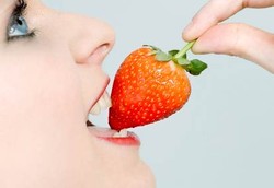 Memutihkan Gigi dengan Buah-buahan