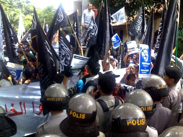 Massa HTI Demo Tolak Obama