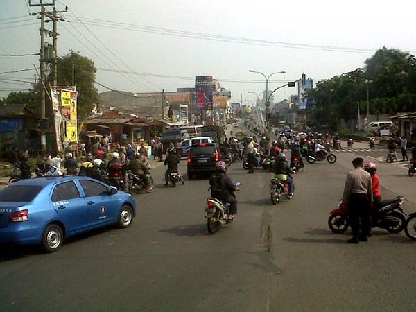 Obama Datang, Pertigaan Margonda Macet