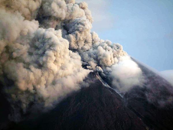 Merapi Keluarkan Asap Vulkanik