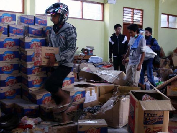 Pengungsi Kais Barang di Barak