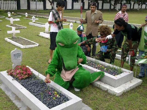 Bonek Peringati Hari Pahlawan