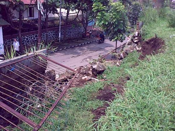 Tembok di Jalan Sari Asih Ambruk
