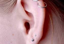 Bisakah Tindik Telinga Bikin Lumpuh?