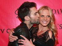 Adam Levine Cium Mesra Pacar