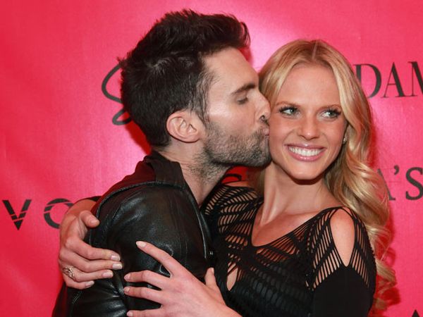 Adam Levine Cium Mesra Pacar