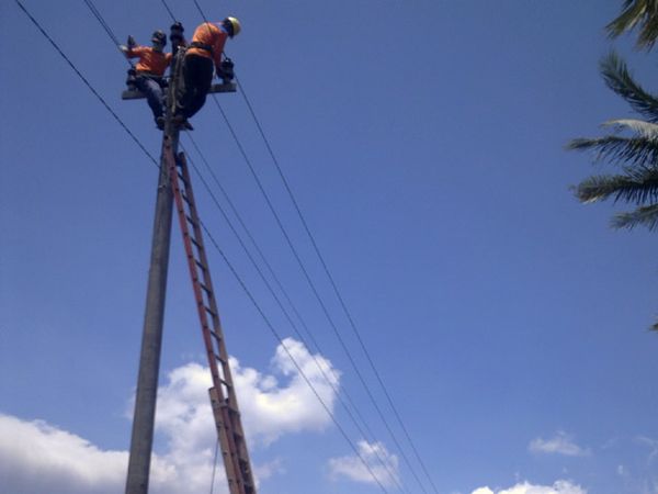 PLN Pulihkan Listrik di Kawasan Bencana