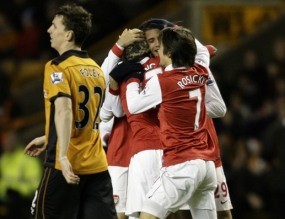 Sepasang Gol Chamakh Menangkan Arsenal