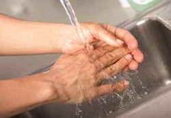 Dokter Lebih Malas Cuci Tangan Dibanding Perawat