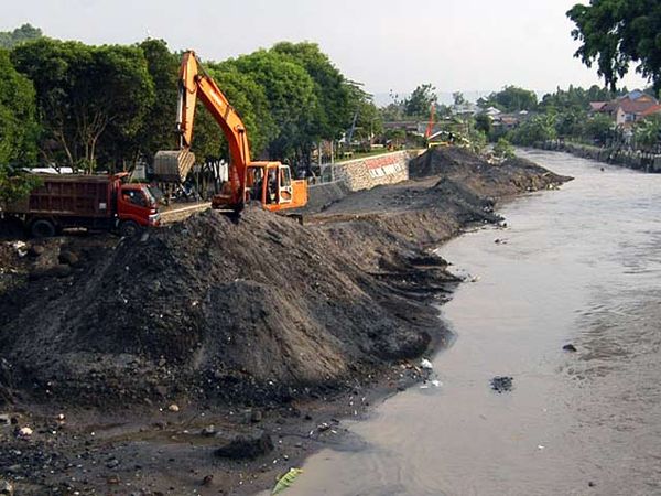 Kali Code Dikeruk, Warga Panen Pasir