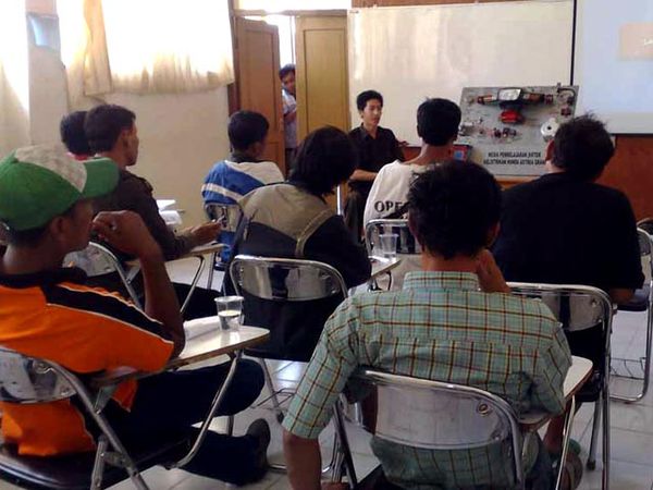 Pengungsi Merapi Dilatih Service Motor Pengungsi Merapi Dilatih Service Motor