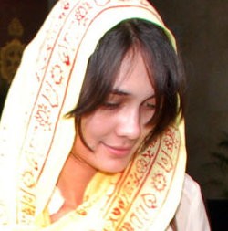 Luna Maya Tunda Peluncuran Buku