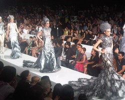  Lima Desainer Tutup JFW dengan Karya Spektakuler