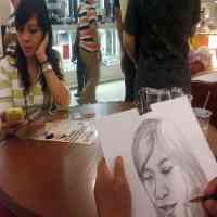 Pelukis Surabaya Galang Dana dengan Sketsa Wajah