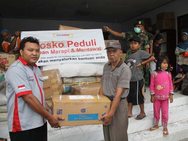 Pengungsi Merapi Terima Bantuan